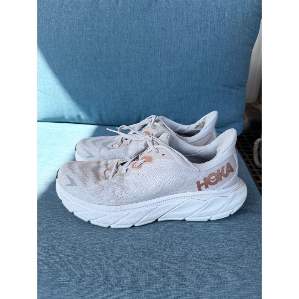 HOKA Arahi 6 Women’s White & Rose Gold Running Shoes- Size 9.5B